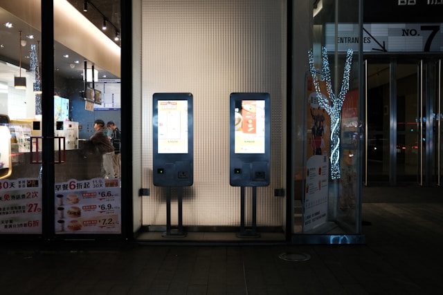 מסכי LCD בעיצוב חנויות